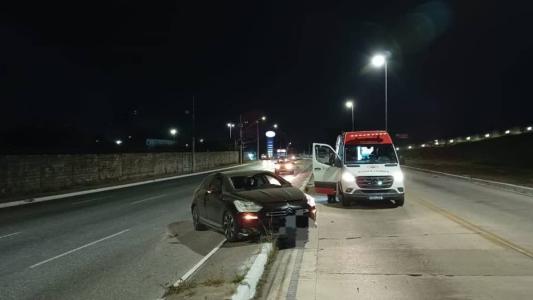 Carro quase caiu na Lagoa da Pampulha, em Belo Horizonte
