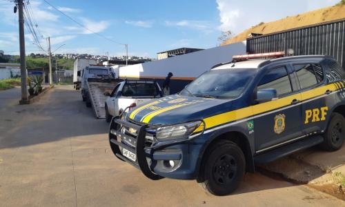 carro recuperado em operação conjunta da PRF e da PM de Muriaé Foto PRF Divulgação.jpg