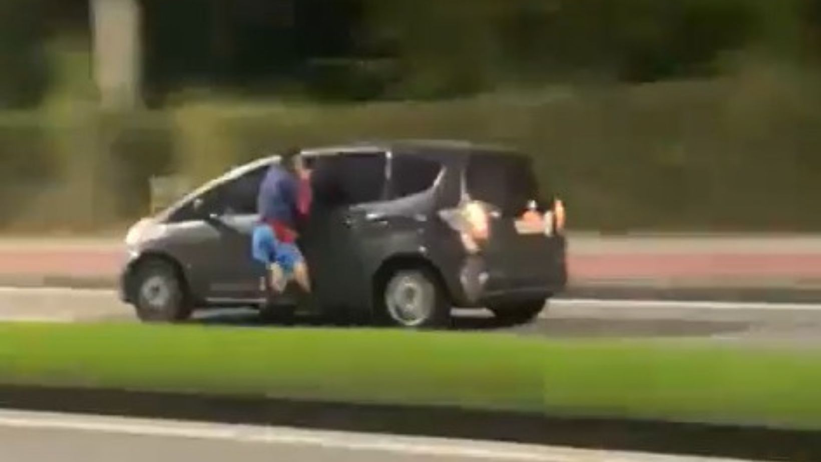 Por engajamento, homem finge ser motorista que arrastou ladrão em carro e pode responder por crime