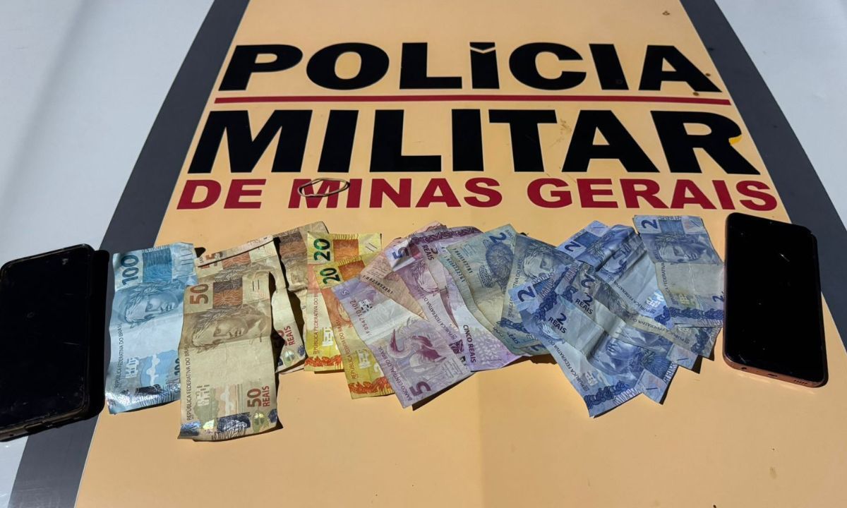 Carro roubado é apreendido durante fiscalização em Tocantins (MG)