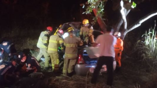 Carro saiu da pista e atingiu a árvore; criança foi retirada inconsciente e levada para o hospital