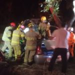 Carro bate em árvore e criança fica presa às ferragens em rodovia no Norte de Minas  