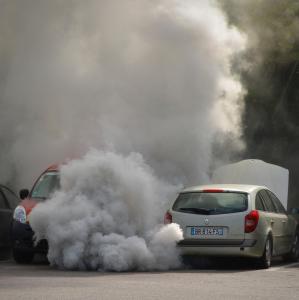 carro soltando muita fumaça pelo escapamento