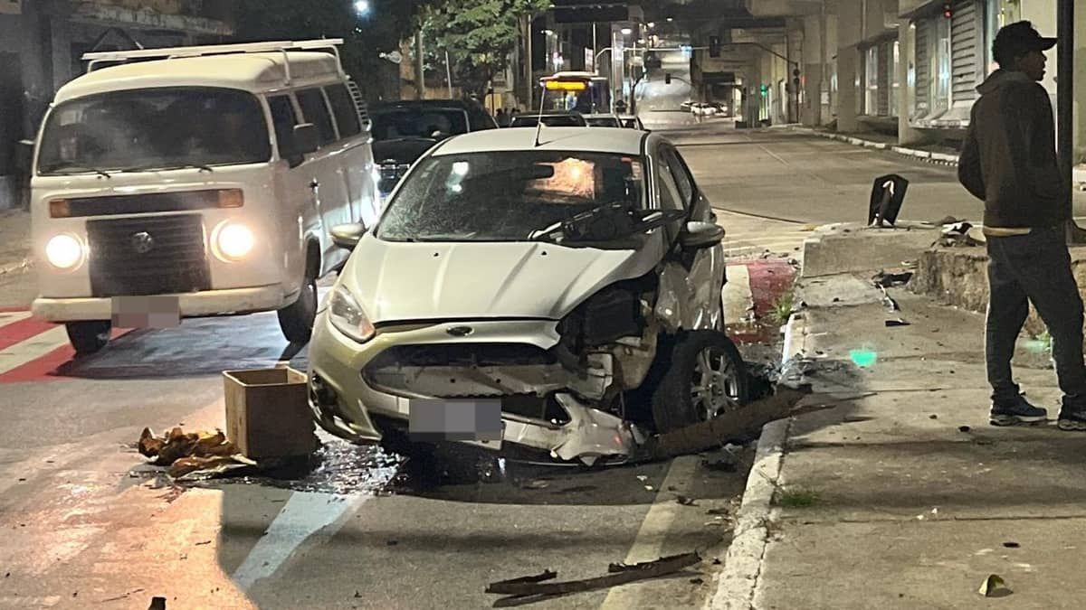 Vídeo: carro bate em entroncamento do Move na Cristiano Machado e fica destruído