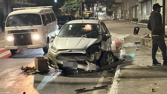 Carro teve a parte dianteira destruída