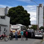 Carro tomba após colisão e interdita rua em Montes Claros, nesta quinta-feira (19)