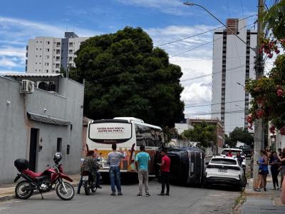 Um guincho foi acionado para a retirada do veículo