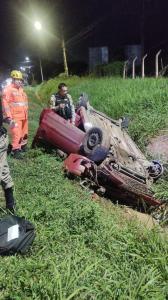 Carro tomabado em avenida de Montes Claros