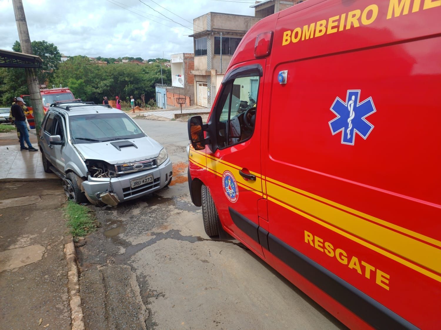 Motorista fica ferido após carro tombar em Montes Claros