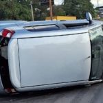 Vídeo: carro tomba e bloqueia faixa do Anel Rodoviário, sentido Rio de Janeiro