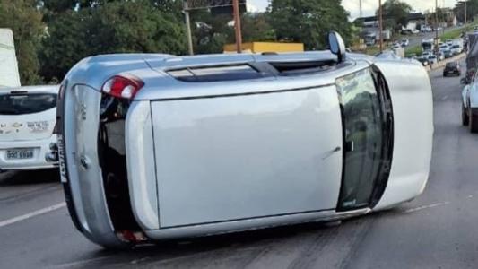 Carro tombou após se envolver em um engavetamento com outros quatro carros