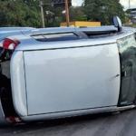 Vídeo: carro tomba e bloqueia faixa do Anel Rodoviário, sentido Rio de Janeiro
