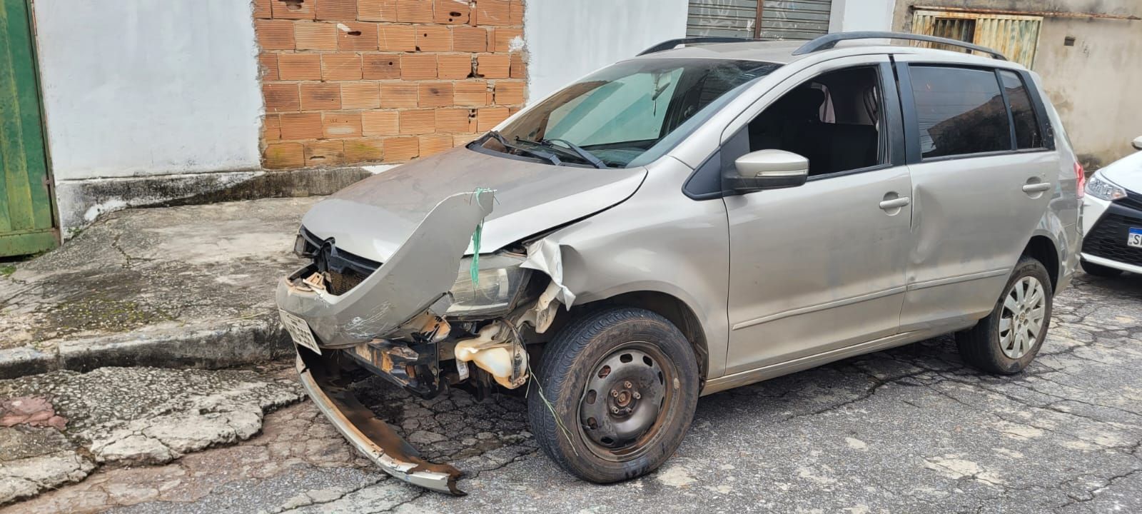 Idosos que ficaram presos em carro que caiu dentro de córrego em Betim (MG) se recuperam: 'Estão tranquilos'