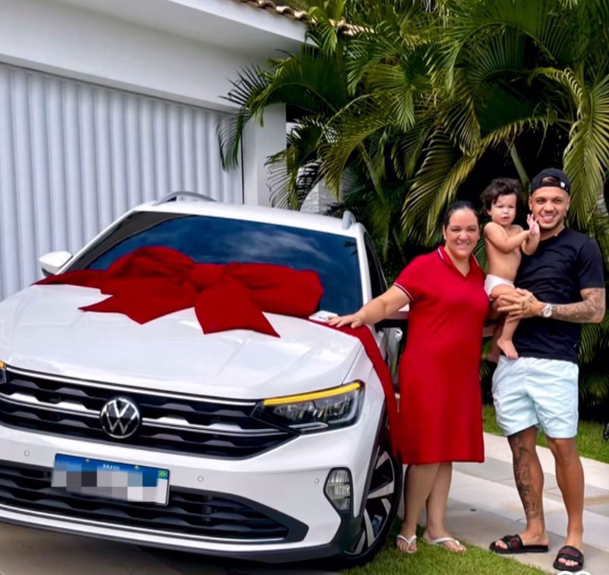 Ex-Cruzeiro surpreende e dá carro de presente no Dia das Mães; veja vídeo