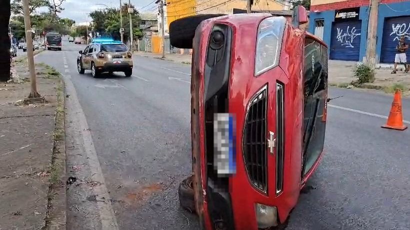 Motorista de aplicativo embriagado, conduzindo uma passageira, tomba carro na avenida Amazonas, em BH