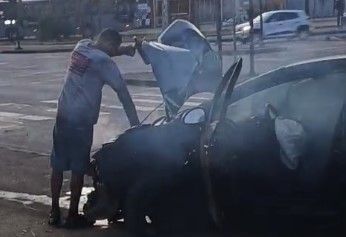 Vídeo: mecânico bate carro em poste e desce do veículo tomando cerveja no Barreiro