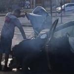 Vídeo: mecânico bate carro em poste e desce do veículo tomando cerveja no Barreiro