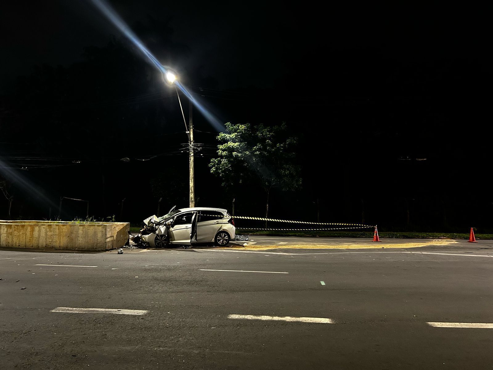 Carro bate em mureta de proteção na Pampulha e mata jovem de 25 anos em BH