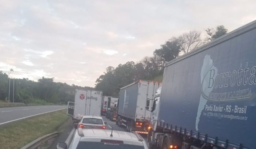 Acidente envolvendo duas carretas fecha completamente rodovia Fernão Dias, no Sul de Minas
