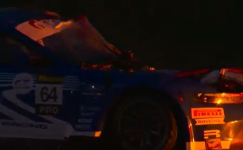 Carro de Christopher Mies após atingir um canguru que atravessava a pista nas 12 Horas de Bathurst 2026
