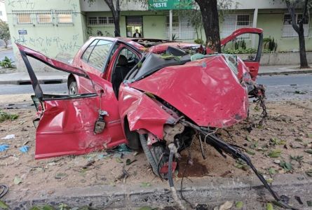Acidente entre carro e moto trava trânsito no Anel nesta manhã.jpg