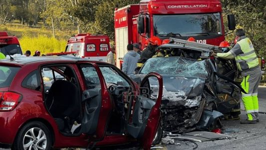 Carros bateram de frente na SP-008