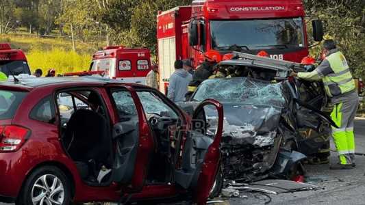 Carros bateram de frente na SP-008