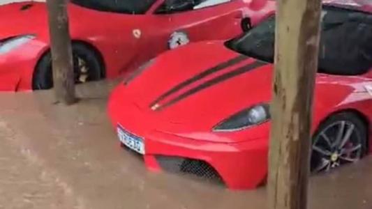 Carros de luxo ficaram 'boiando'