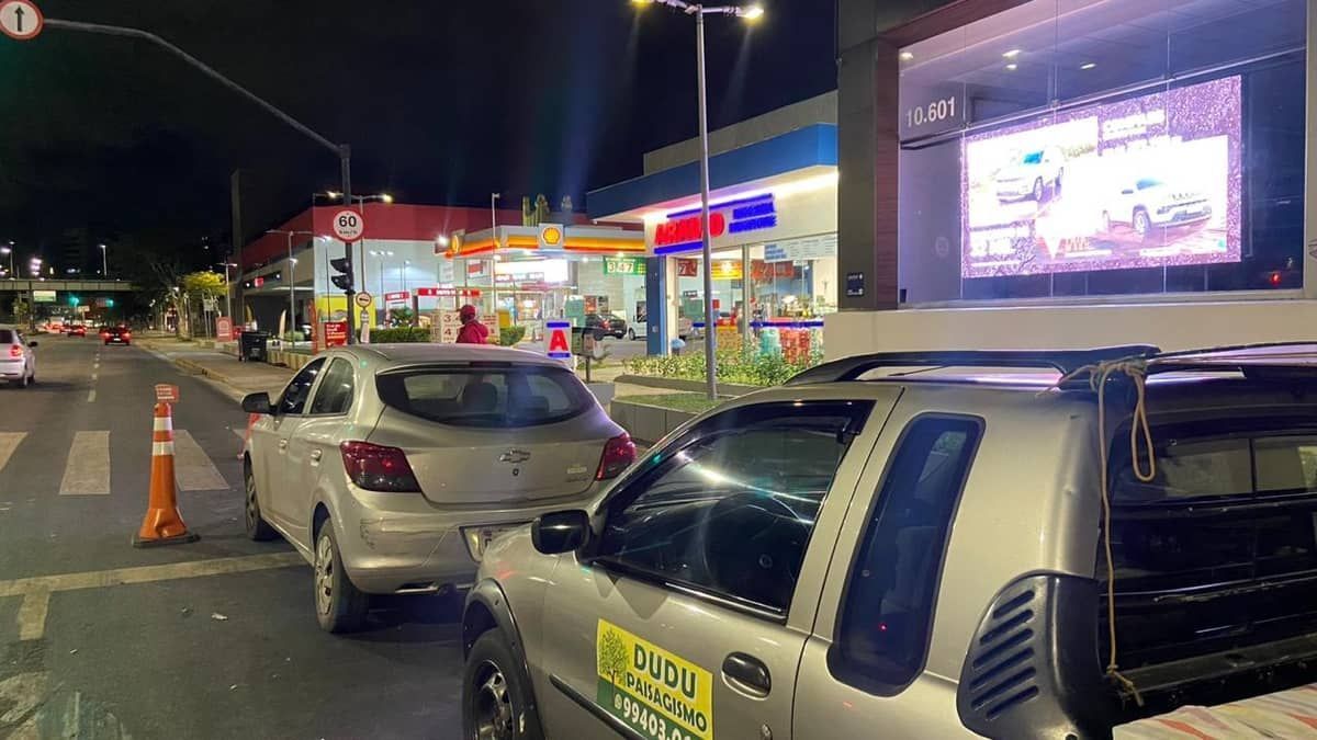 Motoristas fazem fila para 'virar noite' e aproveitar descontos na gasolina nesta quinta