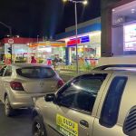 Motoristas fazem fila para 'virar noite' e aproveitar descontos na gasolina nesta quinta