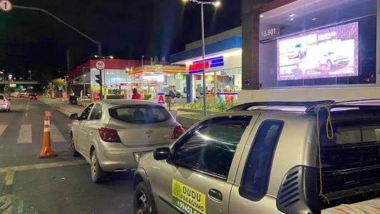 Carros de posicionam na frente do Posto Oceano, da Rede Pica Pau