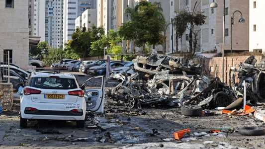 Carros destruídos por foguetes em Ashkelon, Israel