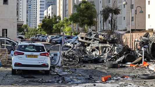 Carros destruídos por foguetes em Ashkelon, Israel