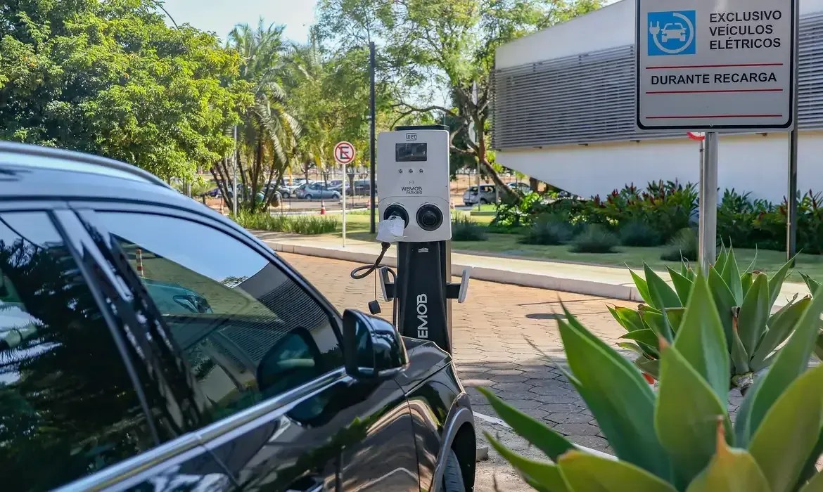 Imposto para importação de carros elétricos volta a ser cobrado nesta segunda-feira após 8 anos de isenção