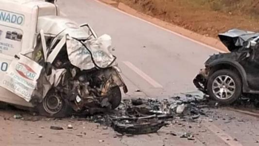 Carros ficaram destruídos após batida na BR-040