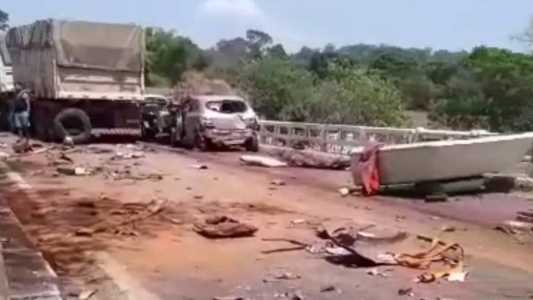 Carros ficaram destruídos após acidente
