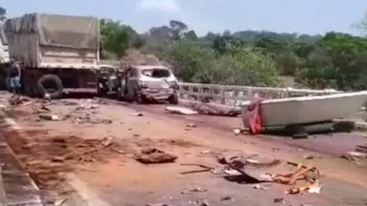 Carros ficaram destruídos após acidente