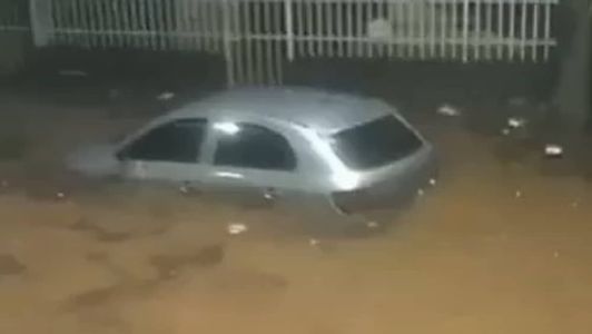 Carros ficaram parcialmente submersos em Sete Lagoas, na região Central de Minas