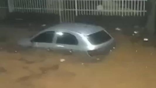 Carros ficaram parcialmente submersos em Sete Lagoas, na região Central de Minas