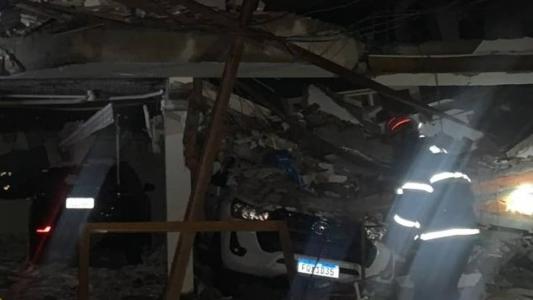 Carros ficaram sob os escombros após explosão de gás em Campos do Jordão