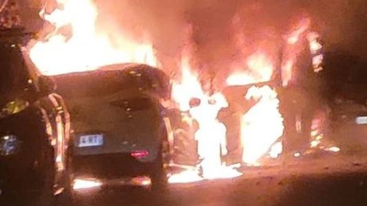Carros incendiados durante protesto na França