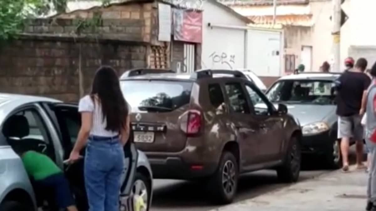 Blitz Rádio Vivo: veículos são flagrados cometendo infrações de trânsito na porta de escola em BH