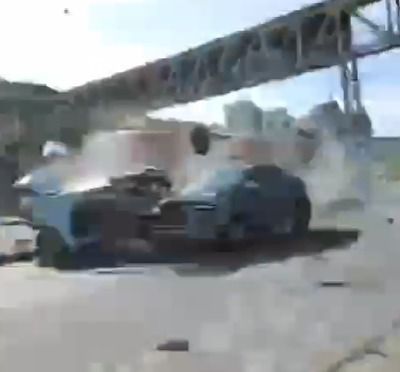 Pedestre filma acidente que deixou um morto e carro partido ao meio na MG-10, em Vespasiano