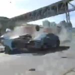 Pedestre filma acidente que deixou um morto e carro partido ao meio na MG-10, em Vespasiano