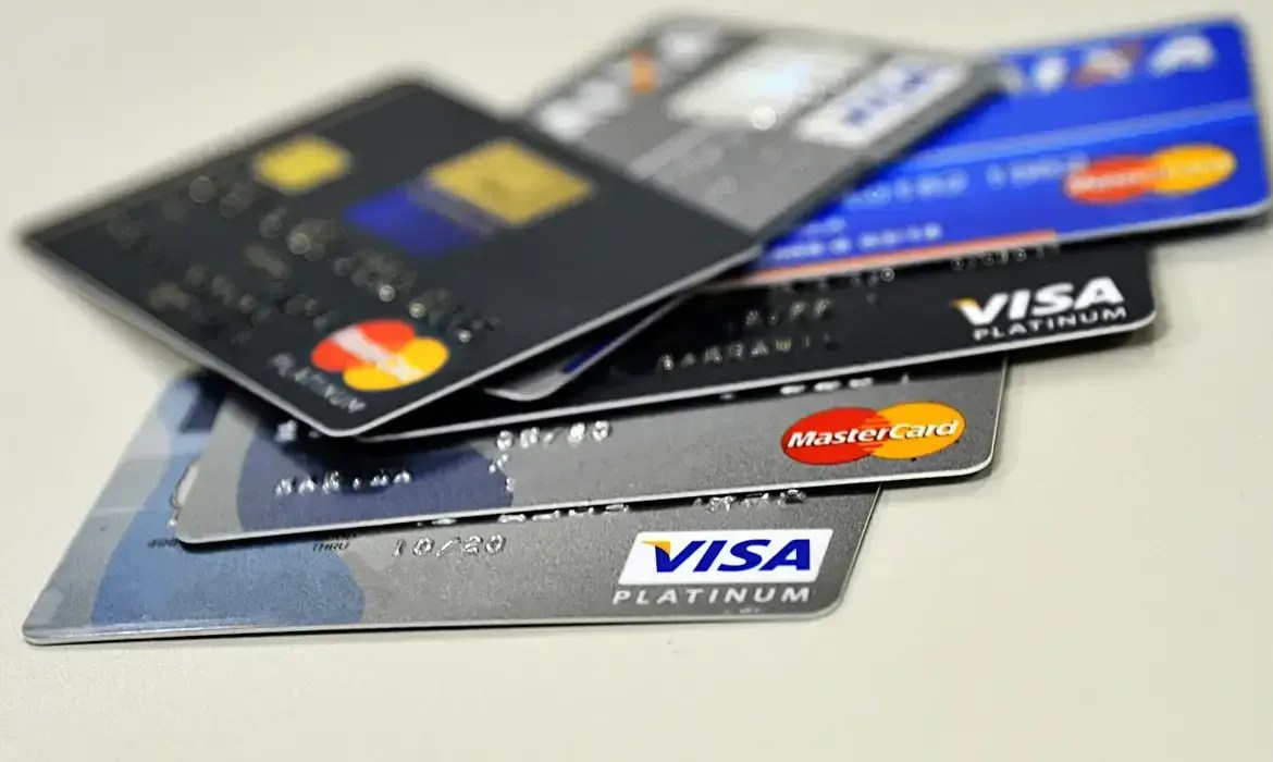 Limite dos juros no rotativo do cartão de crédito começa a valer nesta terça-feira; saiba o que muda