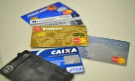 Cartões de créditos postos em mesa