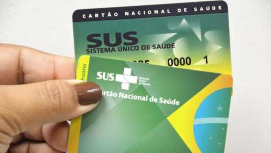 Foto mostra cartão do Sistema Único de Saúde (SUS)