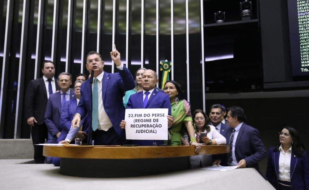 Oposição desrespeita regra de Motta e leva cartazes ao plenário em protesto contra Haddad