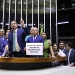 Oposição desrespeita regra de Motta e leva cartazes ao plenário em protesto contra Haddad