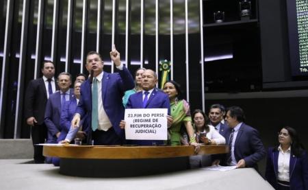 Oposição usa cartazes para protestar contra o ministro da Fazenda, Fernando Haddad